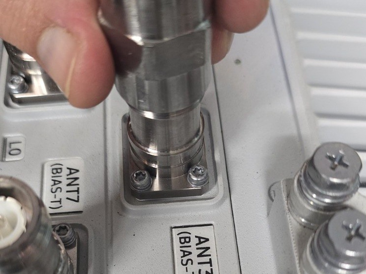 Installing the Port Reformer guide collar over the connector